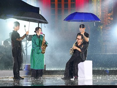 Ca sĩ đội mưa hát trong đêm nhạc Trịnh Công Sơn