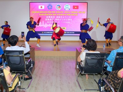 Nghệ sĩ quốc tế đem không khí Festival vào bệnh viện