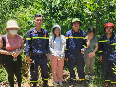 Cứu 3 nữ sinh bị mắc kẹt trên núi do lạc đường