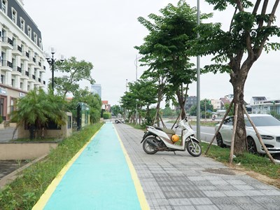 Huế kẻ làn đường dành cho xe đạp trên vỉa hè 