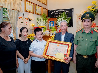 Truy tặng Huân chương Bảo vệ Tổ quốc hạng Ba cho Phó trưởng Công an phường hi sinh 