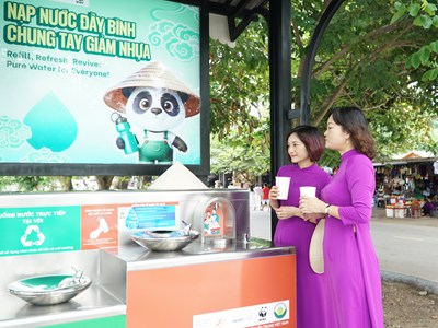  Du khách thích thú trải nghiệm trạm cấp nước sạch miễn phí ở các điểm du lịch