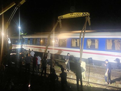 Hành khách không “quay lưng” với đường sắt sau sự cố tàu trật bánh ở Lăng Cô