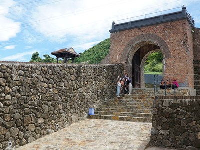 Du khách vượt đèo, check-in di tích Hải Vân Quan sau hơn 2 năm trùng tu