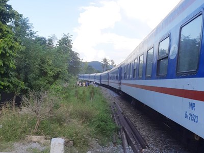 Tàu SE2 bị trật trục khi qua Thừa Thiên Huế