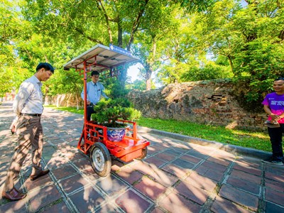 Tiếp nhận xe điện hỗ trợ vận chuyển hàng hóa và thu gom rác thải tại các điểm di tích