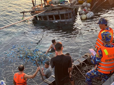 Tàu cá bị chìm trên biển sau khi đâm vào tàu chở hàng