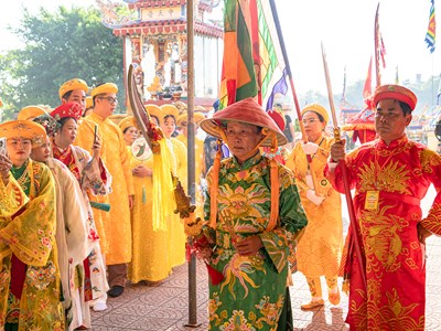 Du khách khắp nơi về dự lễ hội điện Huệ Nam 