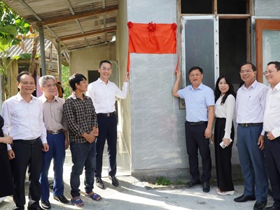 Xóa nhà tạm giúp đồng bào ở A Lưới an cư 