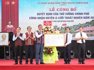 Công bố quyết định công nhận huyện A Lưới thoát nghèo