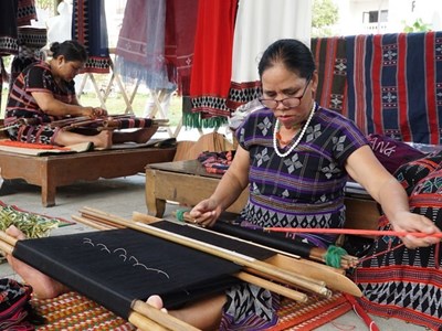 Bảo tồn và phát huy nghề dệt Dèng ở A Lưới, thu hút khách du lịch, góp phần giảm nghèo