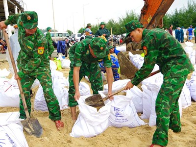 Gia cố nhà cửa, rọ đá, đắp đất khắc phục sạt lở bờ biển trước bão số 6