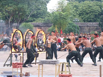 Gần 4.000 chiến sĩ CAND biểu diễn võ thuật trước Ngọ Môn Huế 