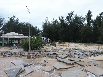 Bờ biển Thừa Thiên Huế tan hoang sau bão số 6