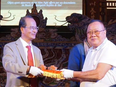 Hậu duệ vua Hàm Nghi trao tặng các kỷ vật quý cho Huế