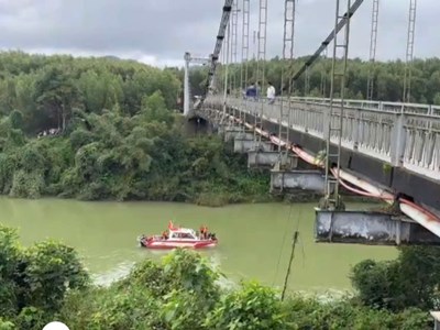 Xe chở rác va vào lan can cầu, 2 người rơi xuống sông mất tích