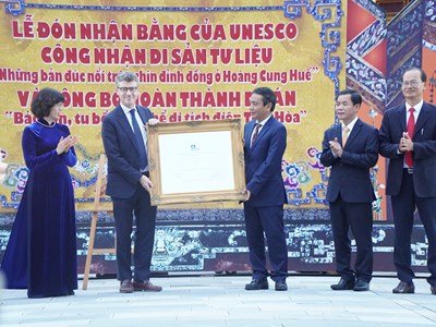 Đón nhận Bằng của UNESCO công nhận Di sản tư liệu “Những bản đúc nổi trên chín đỉnh đồng ở Hoàng Cung Huế”