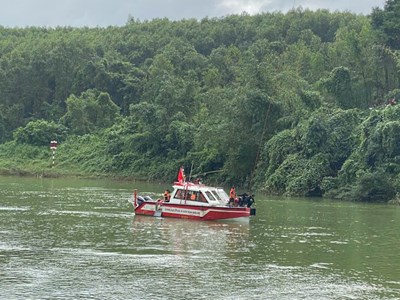 Tìm thấy thi thể 2 nạn nhân trong vụ xe chở rác rơi xuống sông