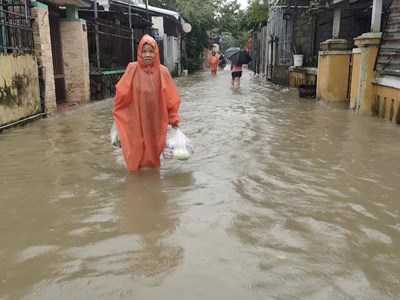 Mưa rất lớn, nước sông lên nhanh, nhiều địa phương ở Huế đã bị lũ “bủa vây”