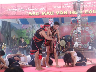 Trình diễn nghi thức sinh hoạt văn hóa truyền thống đặc sắc của các dân tộc