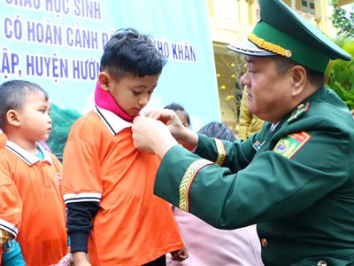  Biên phòng Quảng Trị trao sinh kế cho đồng bào vùng biên giới