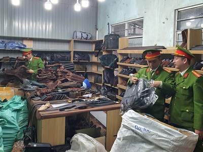 Triệt phá cơ sở sản xuất hàng giả các thương hiệu túi xách nổi tiếng 