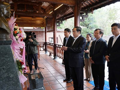 Chủ tịch Quốc hội thăm các địa chỉ văn hóa và tặng quà người có công tại Huế