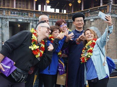 Đông đảo du khách trải nghiệm hoạt động văn hóa tại di tích Huế đầu năm mới