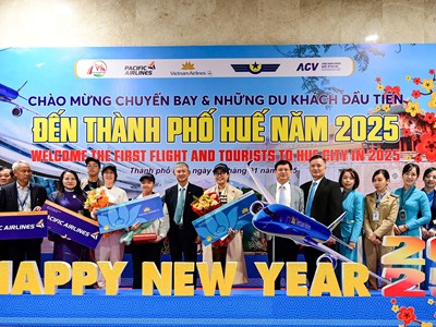 Đón những du khách đầu tiên đến Huế năm 2025 bằng đường hàng không