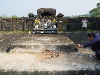 Phát hiện di tích lăng chúa Nguyễn Phúc Khoát bị đào trộm 