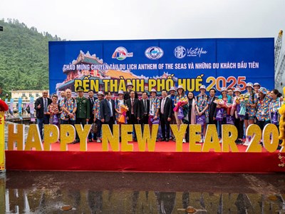 Đón đoàn khách du lịch đầu tiên đến Huế năm 2025 bằng đường hàng hải