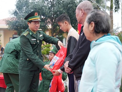 Thành phố Huế: Chăm lo Tết cho người dân vùng biên giới biển 