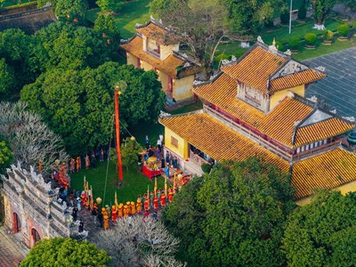 Dựng nêu đón Tết tại khu di sản Huế