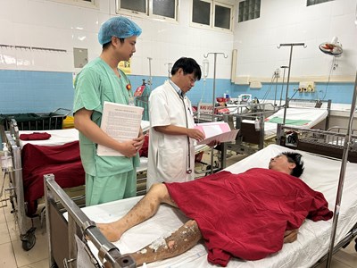 Huế: Dựng nêu đón Tết, 5 người bị điện giật gây bỏng