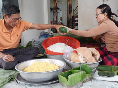 Bánh tét làng Chuồn mang “vị Tết” đến người dân xứ Huế