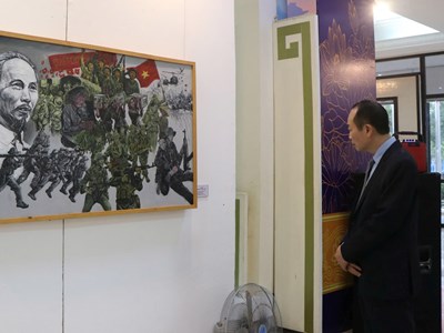  Trưng bày chuyên đề “Hồ Chí Minh - Tên Người sáng mãi”