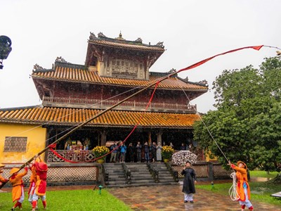 Hạ nêu, khai ấn và tặng chữ đầu năm tại khu di sản Huế