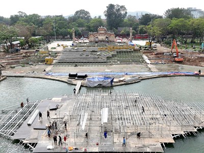 Thi công sân khấu đảm bảo tiến độ cho khai mạc Năm Du lịch quốc gia 2025