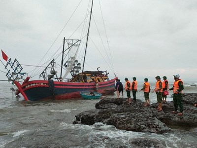 Cứu các ngư dân của 2 tàu cá Huế gặp nạn trên biển