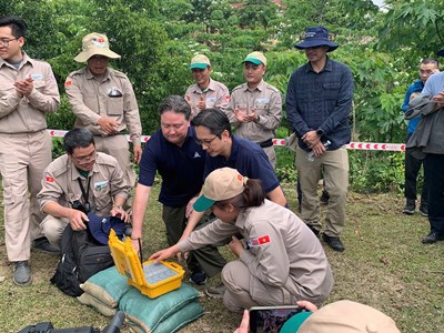 Đại sứ Hoa Kỳ Marc E. Knapper thăm công tác khắc phục chiến tranh tại Quảng Trị