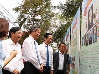 Trưng bày “Báo chí cách mạng Việt Nam: Một thế kỉ xung trận và tự hào báo chí Quảng Trị”