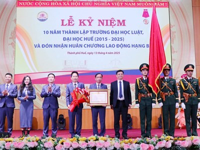 Trường Đại học Luật - Đại học Huế đón nhận Huân chương Lao động hạng Ba
