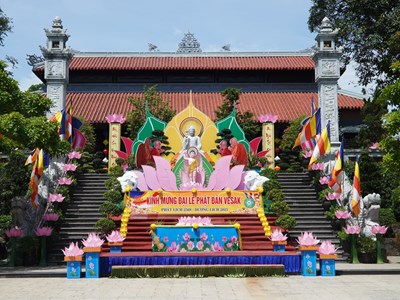 Thành phố Huế rực rỡ cờ hoa mừng Lễ Phật đản 