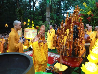 Hàng nghìn người tham gia lễ rước Phật tại Huế
