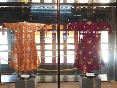 Hậu duệ Hoàng tộc triều Nguyễn hiến tặng 2 chiếc áo của mẹ vua Bảo Đại 