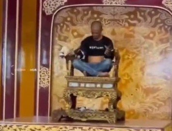 Người đàn ông xâm hại bảo vật quốc gia Ngai vàng triều Nguyễn ở Đại Nội Huế