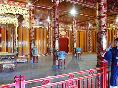 Điện Thái Hòa vẫn hút khách đến chiêm ngưỡng bản phục chế ngai vàng triều Nguyễn