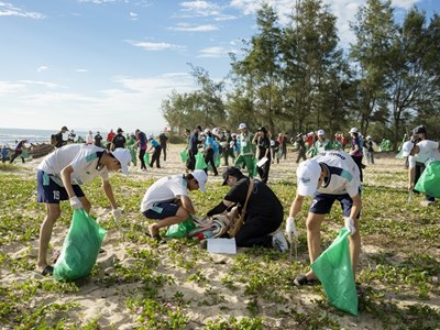 Thành phố Huế: Gần 1.000 người đi bộ nhặt rác làm sạch biển