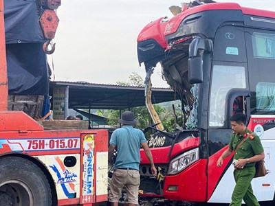 Xe khách va chạm xe tải khiến 6 người thương vong