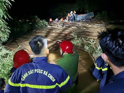 Cứu hộ 4 người dân bị mắc kẹt giữa suối do lũ lớn bất ngờ